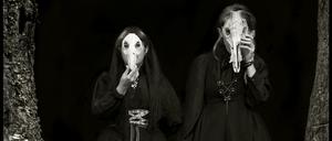 Maria W. Horn und Sara Parkman gehören zur Band Funeral Folk.