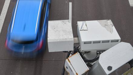 An einer Brücke über der Autobahn 12 zwischen Berlin und Frankfurt (Oder) ist das System der automatischen Kennzeichenfahndung Kesy angebracht.