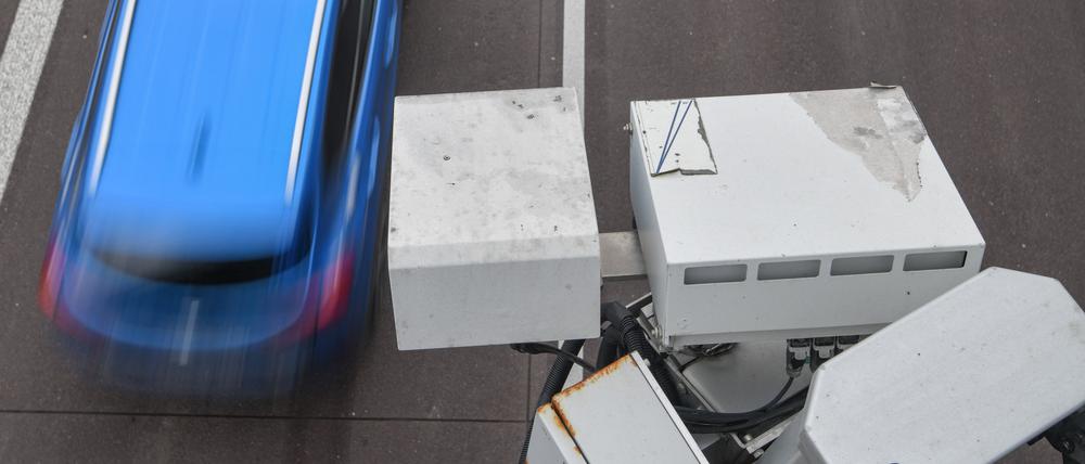 An einer Brücke über der Autobahn 12 zwischen Berlin und Frankfurt (Oder) ist das System der automatischen Kennzeichenfahndung Kesy angebracht.