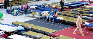 Geflüchtete aus der Ukraine sitzen in einer Flüchtlingsunterkunft im Landkreis Peine.