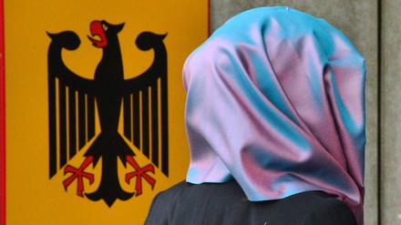 Das Bundesverfassungsgericht hat es abgelehnt, über eine Berliner Verfassungsbeschwerde gegen einen Beschluss des Bundesarbeitsgerichts zum Kopftuchverbot zu entscheiden.