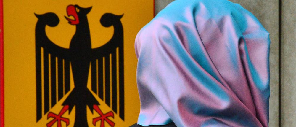 Das Bundesverfassungsgericht hat es abgelehnt, über eine Berliner Verfassungsbeschwerde gegen einen Beschluss des Bundesarbeitsgerichts zum Kopftuchverbot zu entscheiden.
