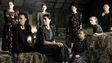 Michelle McLeod als Mejal, Sheila McCarthy als Greta.