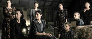 Michelle McLeod als Mejal, Sheila McCarthy als Greta.