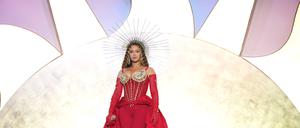 DUBAI, UNITED ARAB EMIRATES - JANUARY 21: Beyoncé performs on stage headlining the Grand Reveal of Dubai's newest luxury hotel, Atlantis The Royal on January 21, 2023 in Dubai, United Arab Emirates. (Photo by Kevin Mazur/Getty Images for Atlantis The Royal)