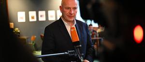 ARCHIV - 01.02.2023, Berlin: CDU-Spitzenkandidat Kai Wegner spricht auf einer Wahlveranstaltung. In der Veranstaltungsstätte "Alte Münze" hat er mit Kunst- und Kulturschaffenden gesprochen. Foto: Philipp Znidar/dpa +++ dpa-Bildfunk +++