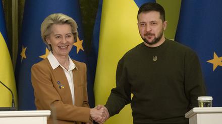 Der ukrainische Präsident Wolodymyr Selenskyj begrüßt Ursula von der Leyen (Archivbild).