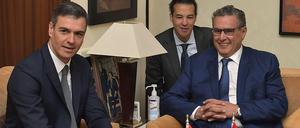 Die Laune ist wieder gut: Marokkos Premier Aziz Akhannouch (re.) mit seinem spanischen Amtskollegen Pedro Sanchez in Rabat.