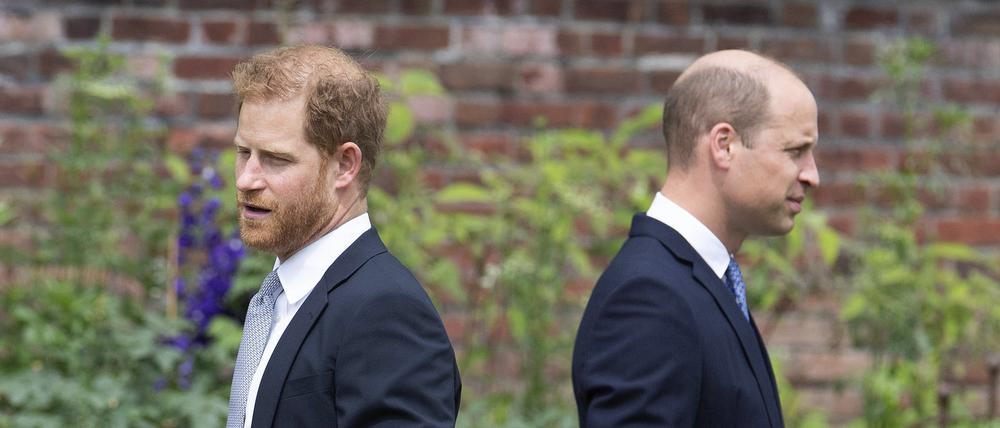 Die britischen Prinzen Harry und William stehen bei der Enthüllung der Statue ihrer Mutter Diana Rücken an Rücken im Sunken Garden des Kensington-Palastes.