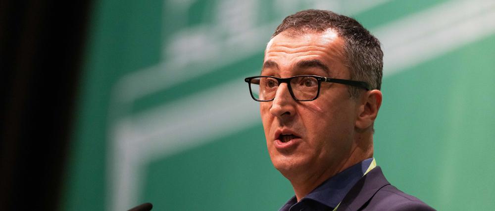 Cem Özdemir (Bündnis 90 / Die Grünen), Bundesminister für Ernährung und Landwirtschaft, steht während dem Landesparteitag der Grünen von Baden-Württemberg in der Donauhalle und spricht. 