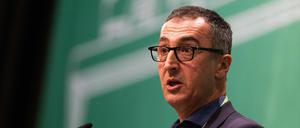 Cem Özdemir (Bündnis 90 / Die Grünen), Bundesminister für Ernährung und Landwirtschaft, steht während dem Landesparteitag der Grünen von Baden-Württemberg in der Donauhalle und spricht. 