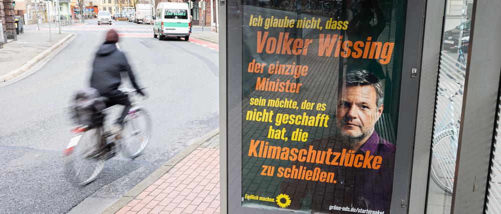 Ein gefälschtes Plakat der Partei Bündnis 90/Die Grünen hängt in einem Schaukasten an einer Bushaltestelle im Stadtteil Linden in Hannover.