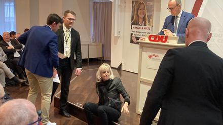 Eine von zwei Klimaschutzaktivistinnen der Letzten Generation hat sich bei einer Rede des CDU-Bundesvorsitzenden Friedrich Merz gestört.
