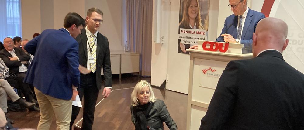 Eine von zwei Klimaschutzaktivistinnen der Letzten Generation hat sich bei einer Rede des CDU-Bundesvorsitzenden Friedrich Merz gestört.