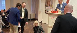 Eine von zwei Klimaschutzaktivistinnen der Letzten Generation hat sich bei einer Rede des CDU-Bundesvorsitzenden Friedrich Merz gestört.