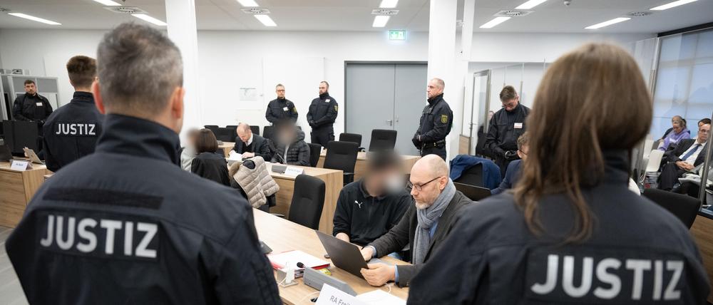 Die Angeklagten im Prozess um den Juwelenraub im Grünen Gewölbe sitzen bei der Fortsetzung des Prozess im Verhandlungssaal.