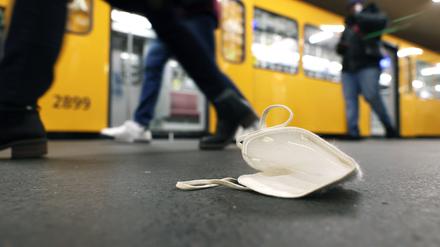 In den Öffis fallen die Masken weg.