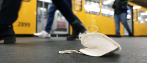 In den Öffis fallen die Masken weg.