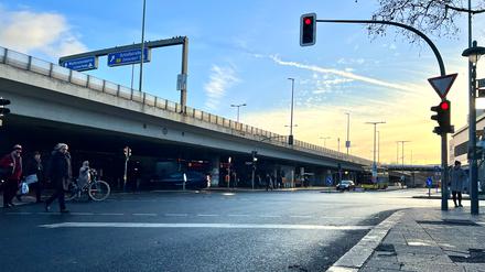 Eine Dominante im Stadtbild: Die Autobahnbrücke der A 103 im Abendlicht.