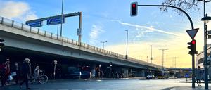 Eine Dominante im Stadtbild: Die Autobahnbrücke der A 103 im Abendlicht.