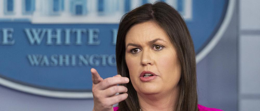 Die damalige Pressesprecherin des Weißen Hauses, Sarah Huckabee Sanders, spricht während einer Pressekonferenz.