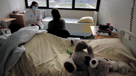 Auf diesem Archivbild vom Dienstag, 2. März 2021, spricht die Psychiaterin Coline Stordeur mit einem jungen Mädchen in Paris.
