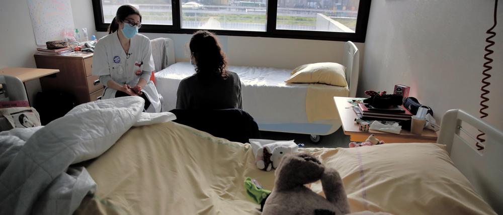 Auf diesem Archivbild vom Dienstag, 2. März 2021, spricht die Psychiaterin Coline Stordeur mit einem jungen Mädchen in Paris.