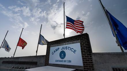 Flaggen wehen auf Halbmast in Camp Justice auf dem Marinestützpunkt Guantanamo Bay, Kuba. 