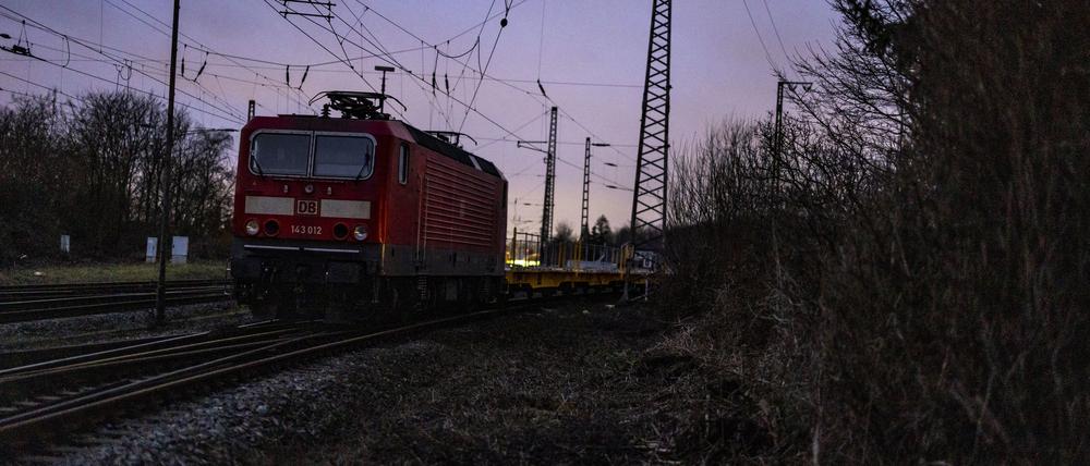 Die Lok mit Anhängern des Güterzuges steht auch am Morgen weiterhin auf den Gleisen.