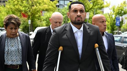 Tennisstar Nick Kyrgios kommt am ACT Magistrates Court in Canberra an. 