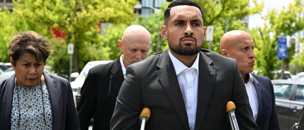 Tennisstar Nick Kyrgios kommt am ACT Magistrates Court in Canberra an.