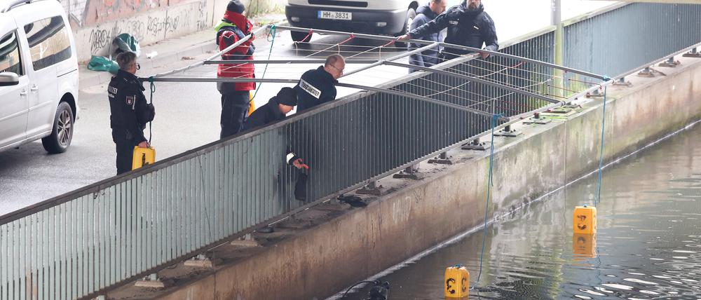 Taucher der Hamburger Polizei sind an einem Kanal in Wilhelmsburg im Einsatz.