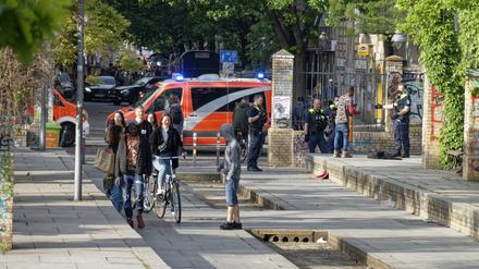 Polizei und Notarzt am Goerlitzer Park, Drogenrazzia, Kreuzberg, Berlin
GörliKrise