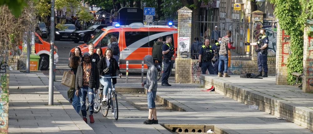 Polizei und Notarzt am Goerlitzer Park, Drogenrazzia, Kreuzberg, Berlin
GörliKrise