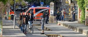 Polizei und Notarzt am Goerlitzer Park, Drogenrazzia, Kreuzberg, Berlin
GörliKrise