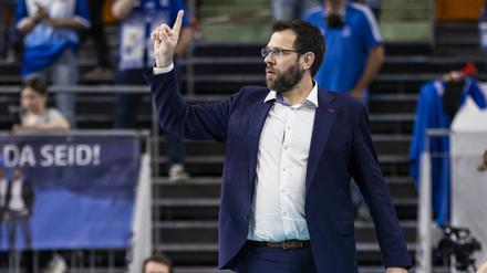 Volleys-Trainer Cedric Enard hat mit seinem Team plötzlich nur mehr zwei Punkte mehr als der Zweitplatzierte.