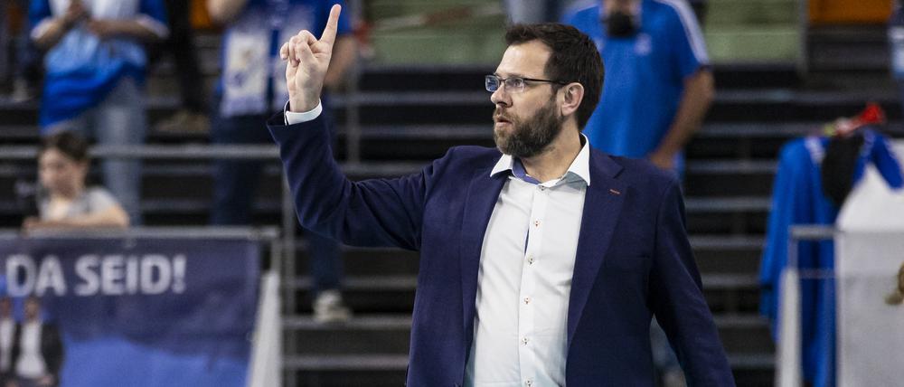 Volleys-Trainer Cedric Enard hat mit seinem Team plötzlich nur mehr zwei Punkte mehr als der Zweitplatzierte.