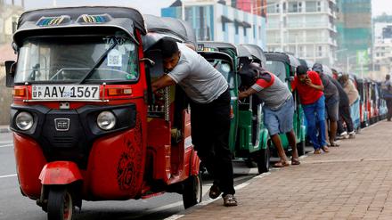 FILE PHOTO: FILE PHOTO: Drivers push auto rickshaws in a line to buy petrol from a fuel station amid Sri Lanka's economic crisis, in Colombo, Sri Lanka, July 29, 2022. REUTERS/Kim Kyung-Hoon/File Photo/File Photo