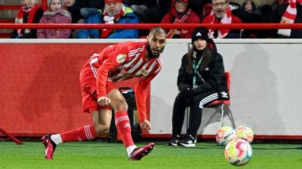 Trotz eigenwilliger Körperhaltung hat Aissa Laidouni gegen Wolfsburg einen hervorragenden ersten Eindruck hinterlassen.