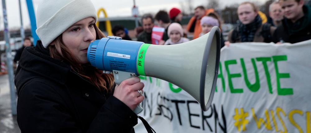 Luisa Neubauer, Aktivistin von Fridays for Future Berlin, spricht bei einer Demonstration auf der Hatun-Sürücü-Brücke gegen den Ausbau der Autobahn A100. Mitglieder der Klimabewegung Fridays for Future protestieren bundesweit gegen den Ausbau von Autobahnen.