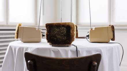 Margaret Raspés Installation „Fernsehfrühstück“ von 1994/2023 ist in der Ausstellung im Haus am Waldsee, zu sehen.