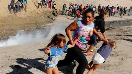 Eine Familie aus Honduras an der Grenze zwischen den USA und Mexiko.
