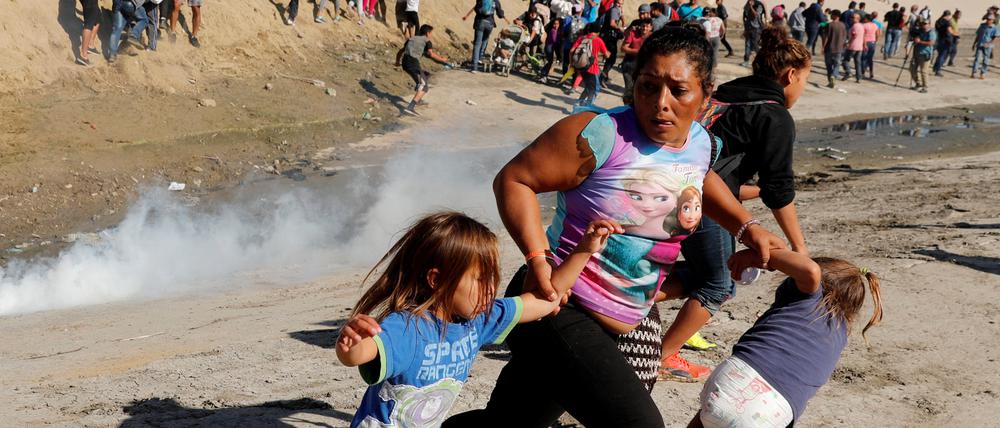 Eine Familie aus Honduras an der Grenze zwischen den USA und Mexiko.