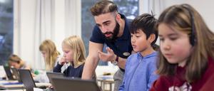 Teacher with schoolboy in classroom
FakeNewsSchule