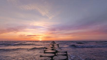 Auf solch einen malerischen Sonnenuntergang warten viele Menschen. 