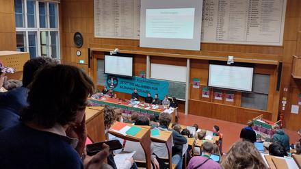 Vollversammlung der Berliner Studis am Campus-Nord der HU Berlin, Februar 2022 & Abstimmung zum bundesweiten Bündnis GenugIstGenug