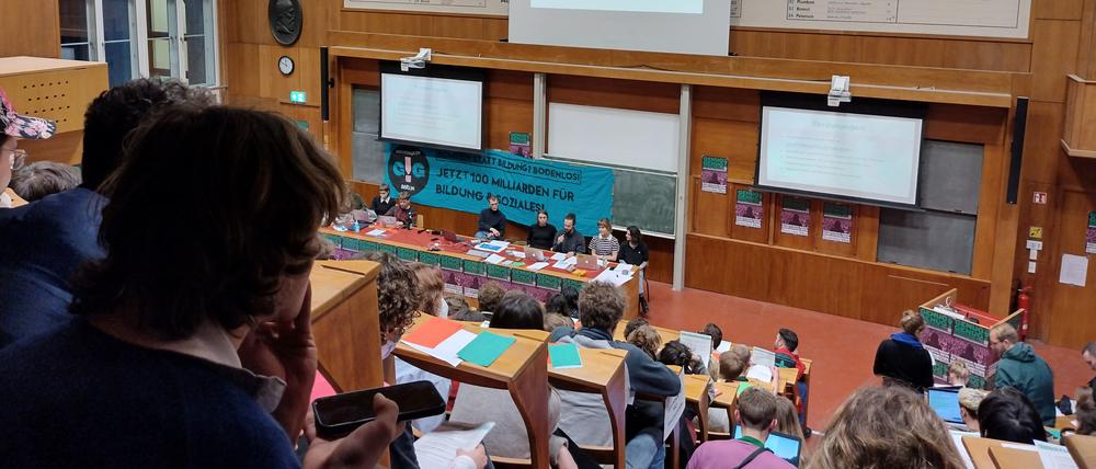 Vollversammlung der Berliner Studis am Campus-Nord der HU Berlin, Februar 2022 & Abstimmung zum bundesweiten Bündnis GenugIstGenug