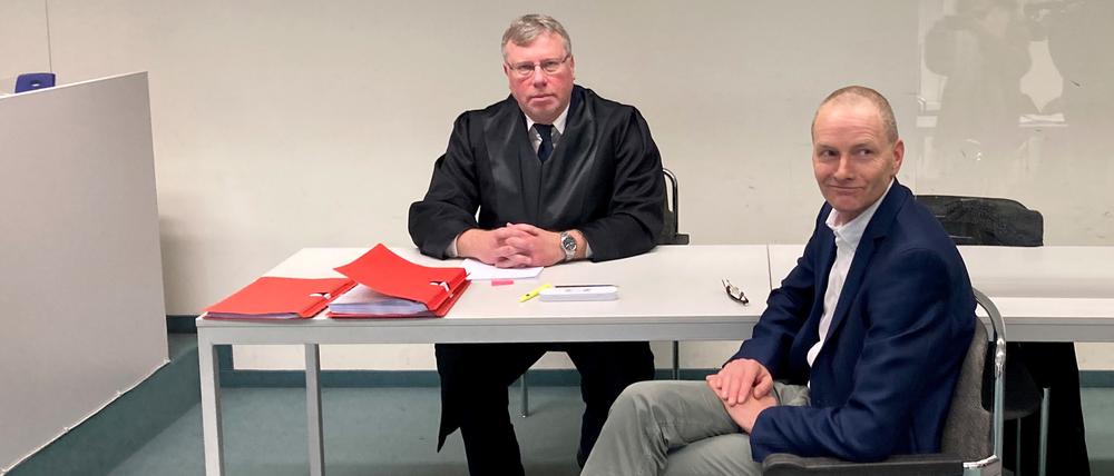 Weil er zwei junge Frauen rassistisch beleidigt und attackiert haben soll, steht der Berliner AfD-Politiker Kai Borrmann (v. r.) vor Gericht. 