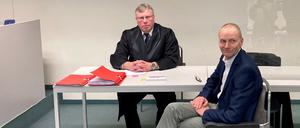 Weil er zwei junge Frauen rassistisch beleidigt und attackiert hat, stand der Berliner AfD-Politiker Kai Borrmann (vorne r) vor Gericht.