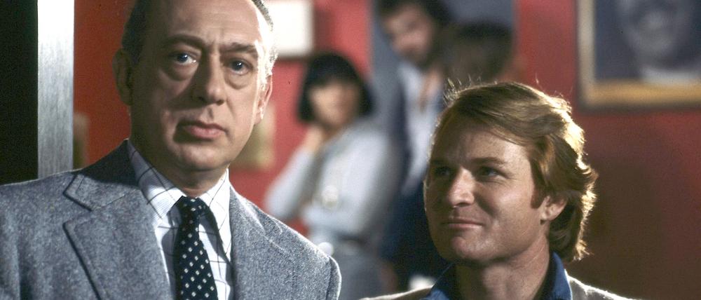 Horst Tappert als Oberinspektor Stephan Derrick und Fritz Wepper als dessen Assistent Harry Klein in einer Szene der Fernsehserie „Derrick“.